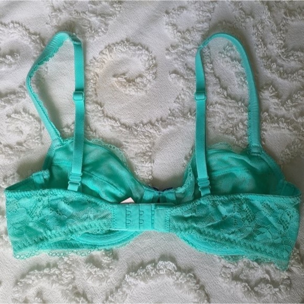 Victoria's Secret Body unlined lace demi bra 32 B - Picture 3 of 9